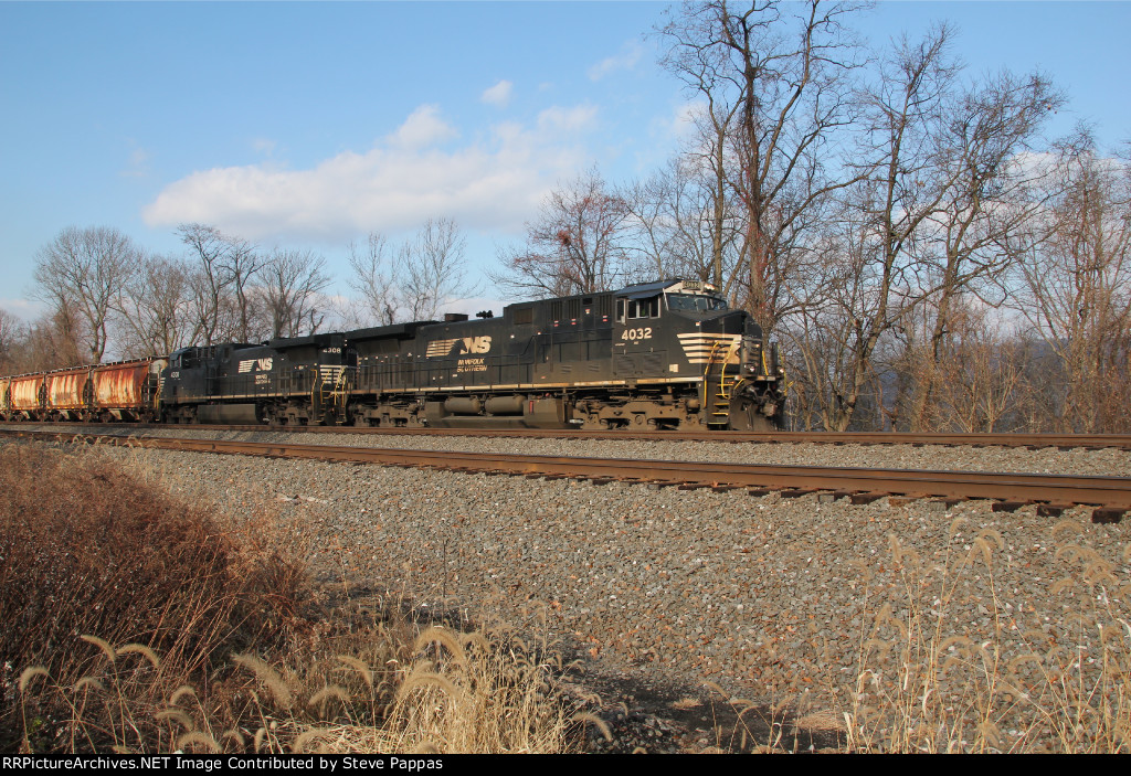 NS 4032 takes train 12G past MP 116